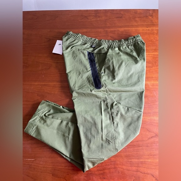 Men's Nike Sportswear Tech Essentials Pants green new with tags DR9101-326 - Picture 5 of 6